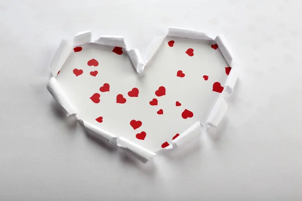 Beyaz yırtık kağıt kalp, closeup görünümü — Stok fotoğraf