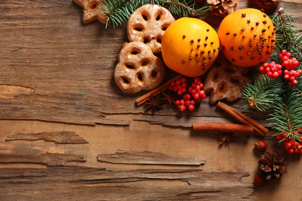 Oranžová s cookies, koření a snítky vánočního stromu na rustikální dřevěné pozadí — Stock fotografie