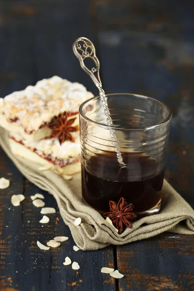 Copo de café expresso e saborosa torta caseira em mesa de madeira — Fotografia de Stock
