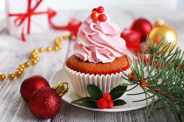 나무 테이블 배경 크리스마스 장식 접시에 크림 컵 케이크 — 스톡 사진