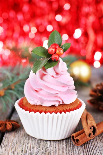 Cup-cake com creme e decoração de Natal na mesa de madeira e brilhar brilhantemente fundo — Fotografia de Stock