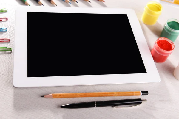 Tablet PC with watercolor on desktop background — Stock Photo, Image