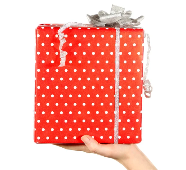 Weibliche Hand hält Geschenk-Box mit Schleife auf hellem Hintergrund — Stockfoto
