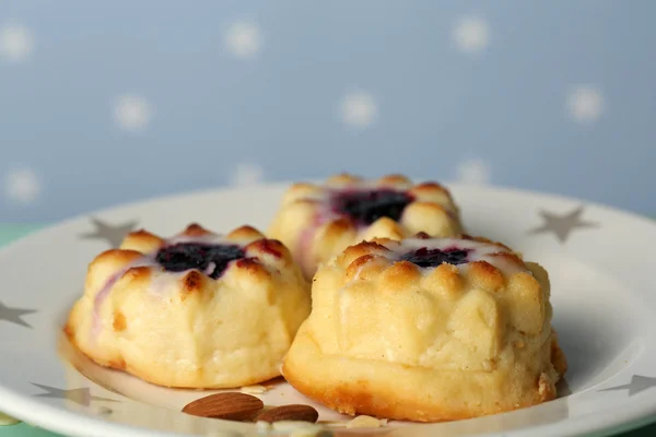 Delicioso pastel de queso en el plato, sobre fondo de color — Foto de Stock