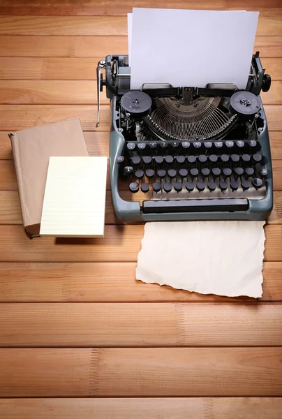 Máquina de escribir antigua. Máquina de escribir Vintage en mesa de madera —  Fotos de Stock