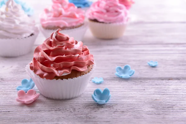 Deliciosos cupcakes na mesa close-up — Fotografia de Stock