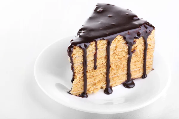 Schokoladenkuchen isoliert auf Weiß — Stockfoto