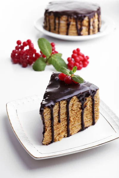 Schokoladenkuchen auf weißem Tisch — Stockfoto