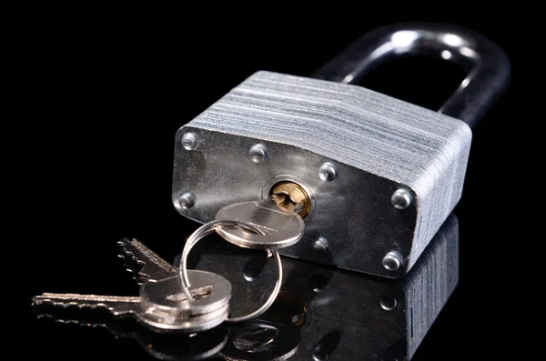 Padlock met sleutels geïsoleerd op zwart — Stockfoto