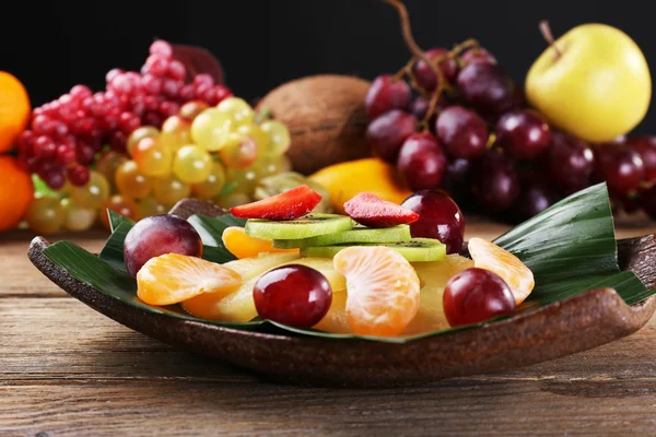 Dessert di frutto su foglia verde su tavolo — Foto Stock