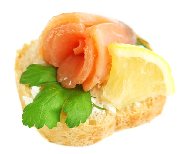 Canapé zalm, zwarte olijven en kruiden op sneetje brood geïsoleerd op wit — Stockfoto