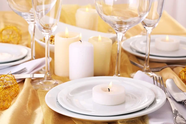 Instelling van de tabel van de mooie vakantie in witte en gouden kleur — Stockfoto