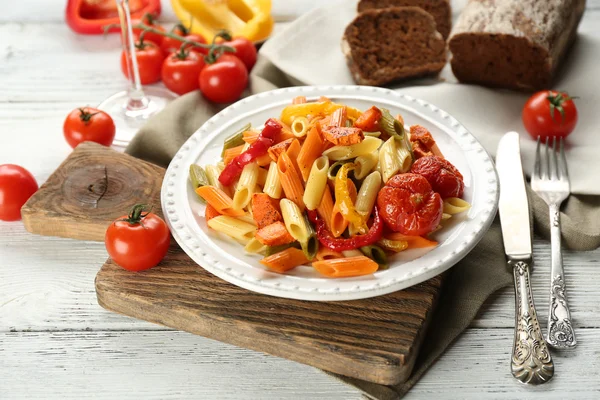 コショウ、ニンジン、木製のテーブル背景にトマトとパスタのサラダ — ストック写真