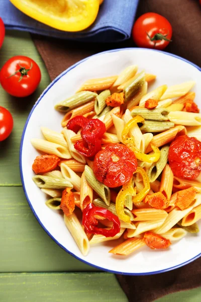 Nudelsalat mit Paprika, Karotten und Tomaten auf Holztischhintergrund — Stockfoto