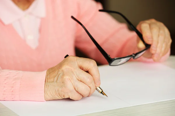 Händerna på vuxen kvinna skriva — Stockfoto