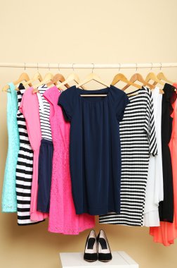 Kadın elbise askıları