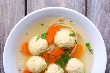 Köfte ve ahşap arka plan üzerinde kase erişte çorbası