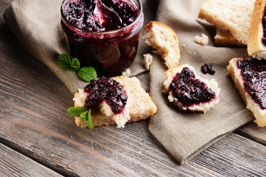 Lezzetli Siyah frenk üzümü jam tablo yakın çekim