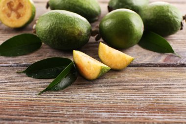 Feijoa tablo yakın çekim üzerinde