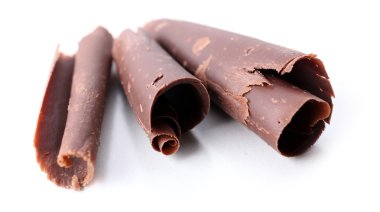 çikolata bukleler üzerinde beyaz izole