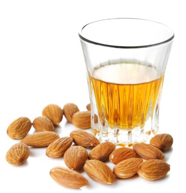 Tatlı likör Amaretto badem fındık, üzerinde beyaz izole
