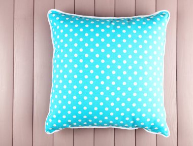 Ahşap plakalar arka plan üzerinde renkli yastık