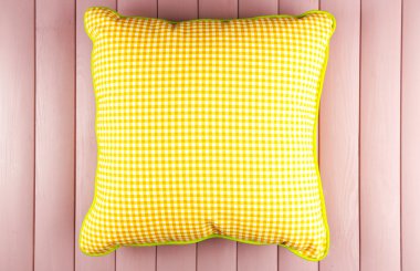 Ahşap plakalar arka plan üzerinde renkli yastık