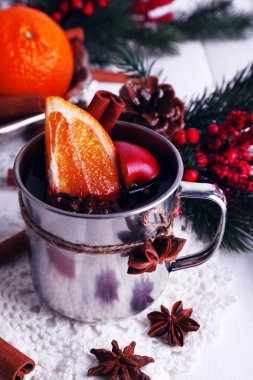 Metal kupa mulled şarap