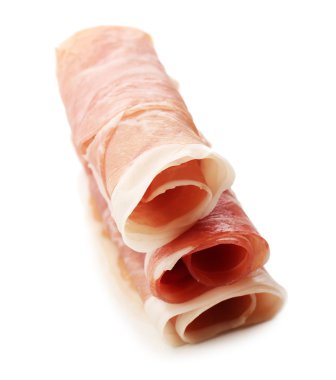 Beyaz arka plan üzerinde izole jamon, dilimlenmiş