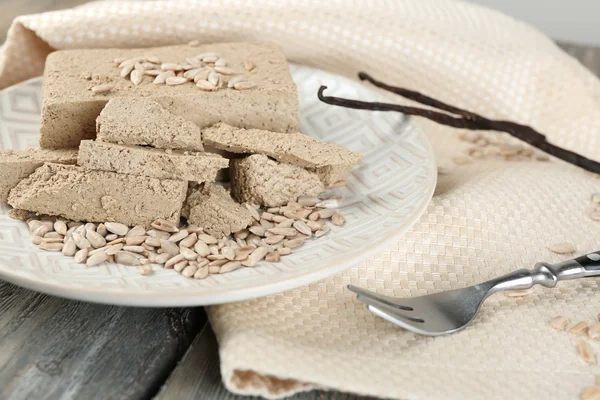 Halva de girassol na placa, no fundo de madeira — Fotografia de Stock