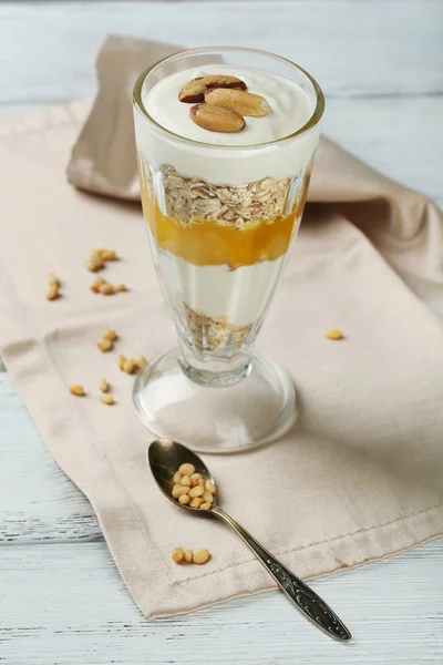 Makanan penutup lezat dengan serpih oat dan madu, di atas meja — Stok Foto