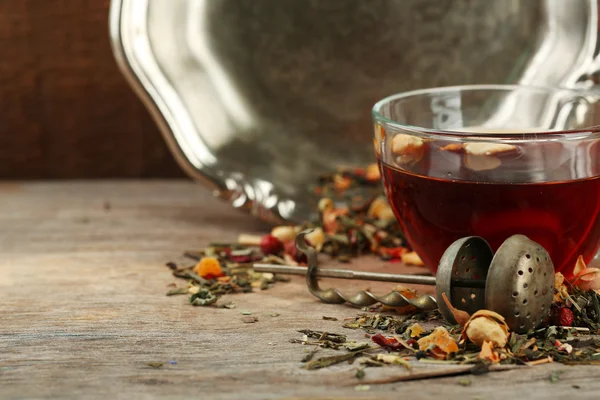 Belle composition vintage avec tisane, sur table en bois — Photo