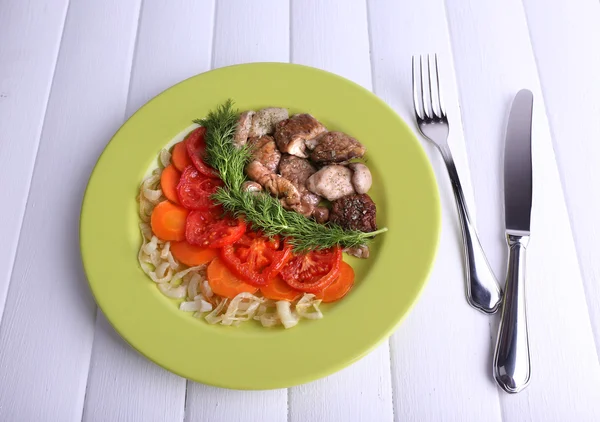 Duszone grzyby z warzyw i przypraw na talerz na stole — Zdjęcie stockowe