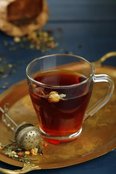 Nádherná skladba vinobraní s bylinkovým čajem, na dřevěný stůl — Stock fotografie