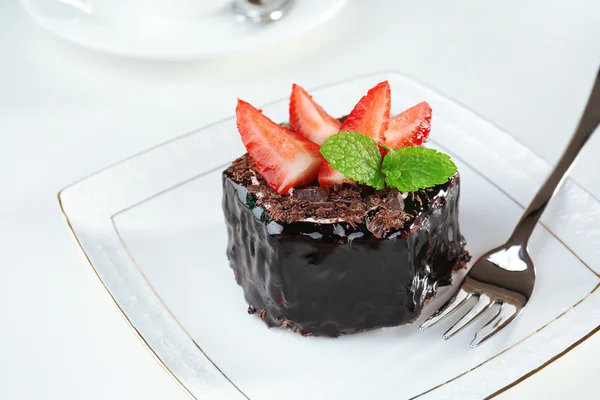 餐桌上的美味巧克力蛋糕 — 图库照片