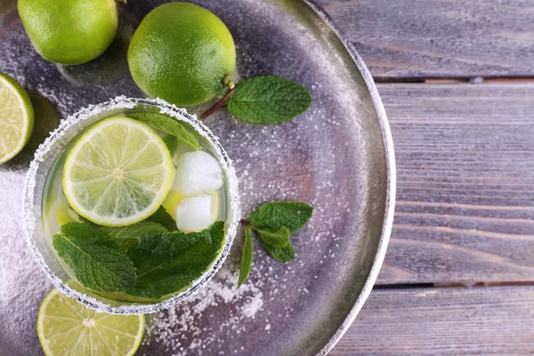 Limonata in vetro su vassoio su fondo di legno — Foto Stock