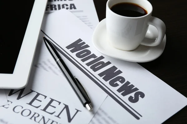 On-line news concept. Computer mouse, PC tablet, cup of coffee and newspaper, close-up — Stock Photo, Image