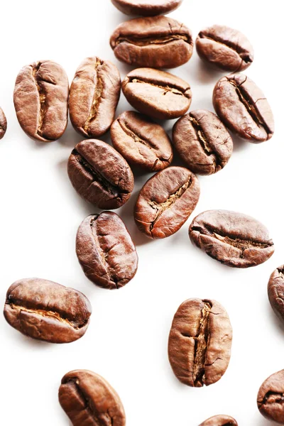 Kávová zrna, izolované na bílém — Stock fotografie