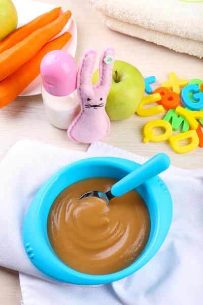 Comida fresca para bebés en tazón con cuchara — Foto de Stock