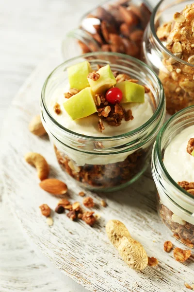 Friska skiktad dessert med müsli och frukt på bord — Stockfoto
