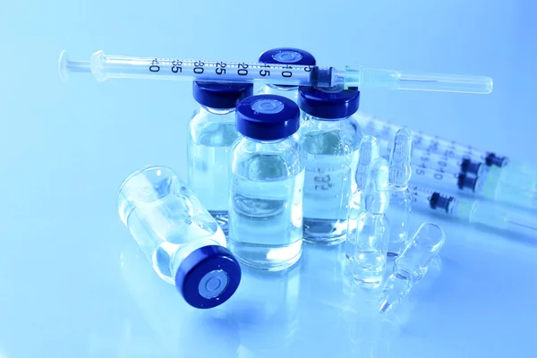 Vaccine in vial with syringe — Stock Photo, Image