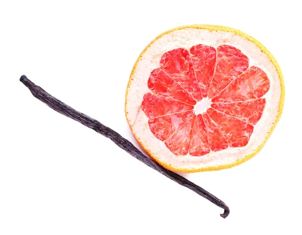 Gedroogde grapefruit met vanille boon geïsoleerd op wit — Stockfoto