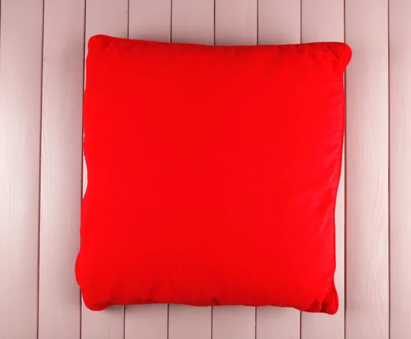 Cuscino colorato su sfondo tavole di legno — Foto Stock