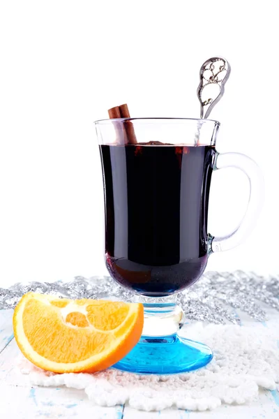 Glass of festive mulled wine on color wooden background — Stock Photo, Image