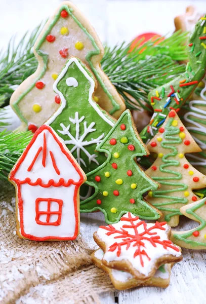 Lebkuchen mit Weihnachtsdekoration auf farbigem Holztischhintergrund — Stockfoto