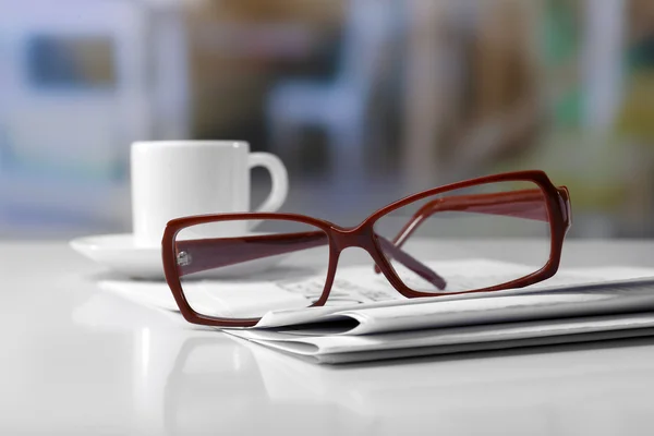 Brille und Zeitungen, Nahaufnahme — Stockfoto