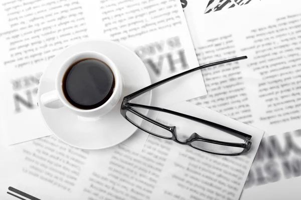 Glasses and newspapers, close-up — Stock Photo, Image