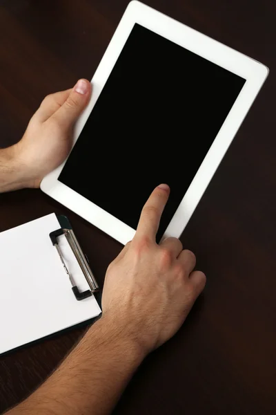 Manos usando tableta PC sobre fondo de mesa de madera — Foto de Stock