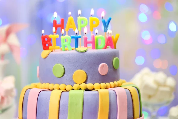 Delicioso bolo de aniversário no fundo de luz brilhante — Fotografia de Stock