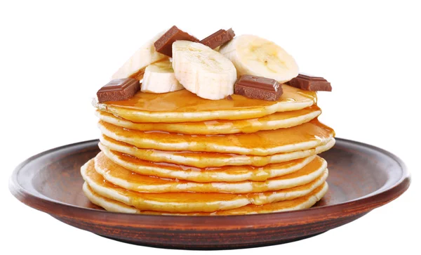 Stapel van heerlijke pannenkoeken met chocolade, honing en segmenten van banaan op plaat geïsoleerd op wit — Stockfoto